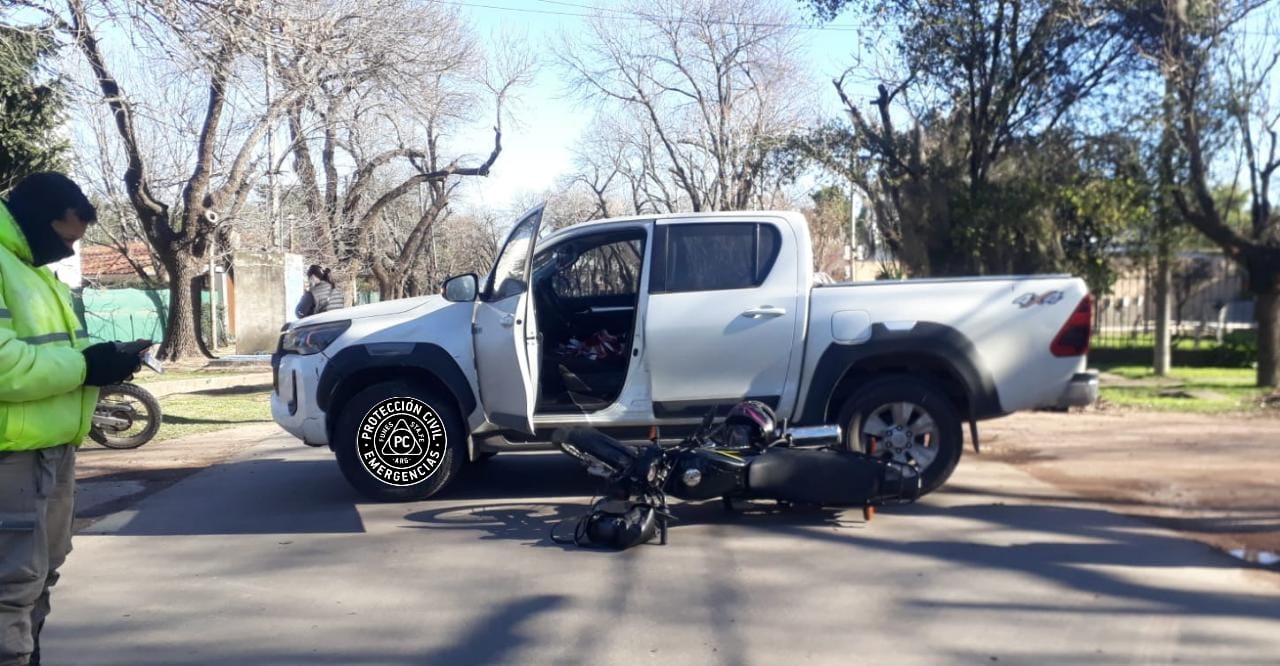 Una motociclista chocó contra una camioneta y debió ser enviada al Houssay